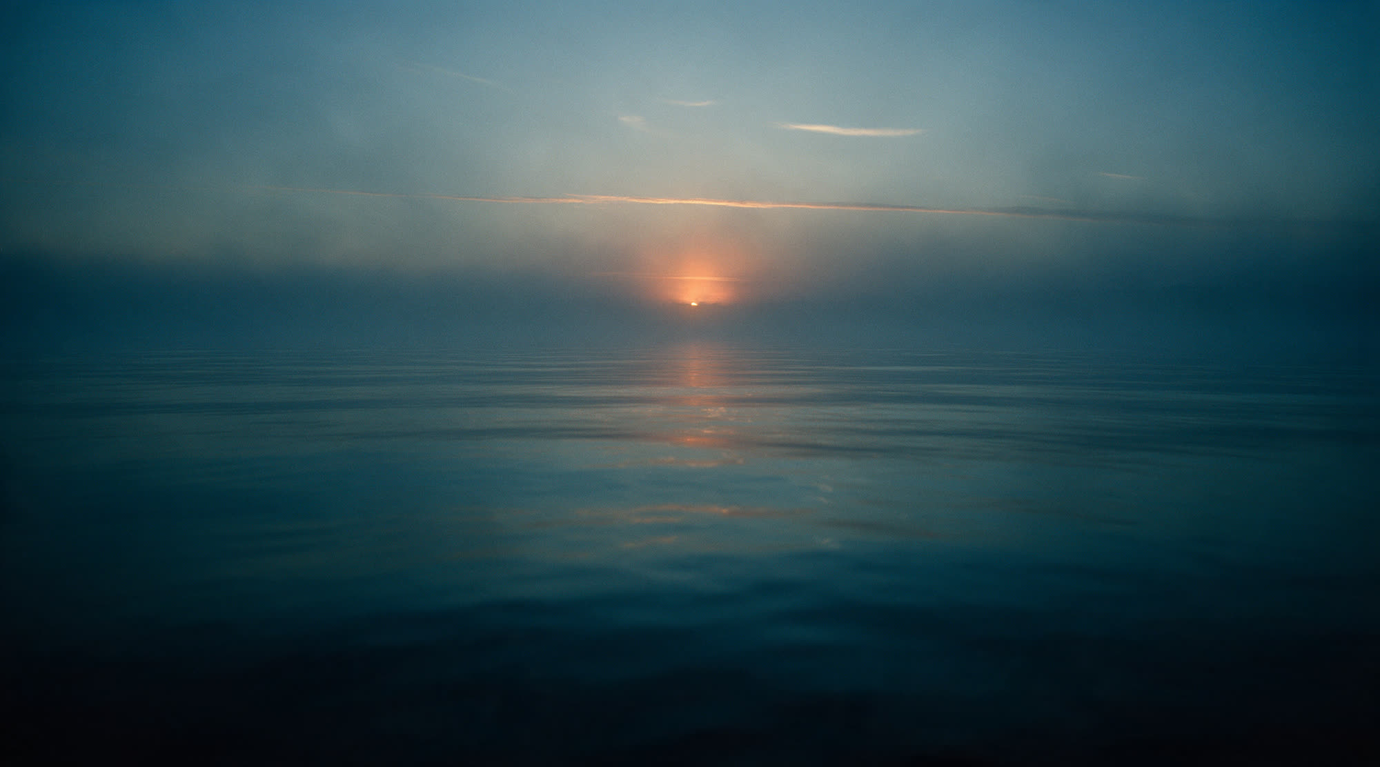 Mar abierto al amanecer, con el sol rompiendo el horizonte.